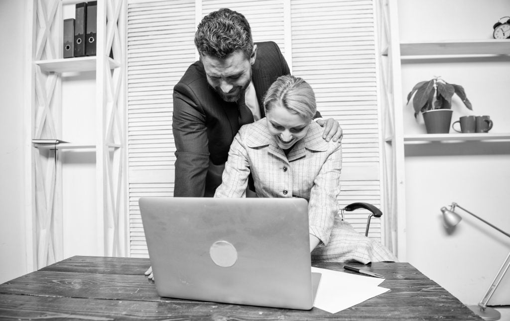 7 Ways to Tell That Your Married Boss Likes You Romantically