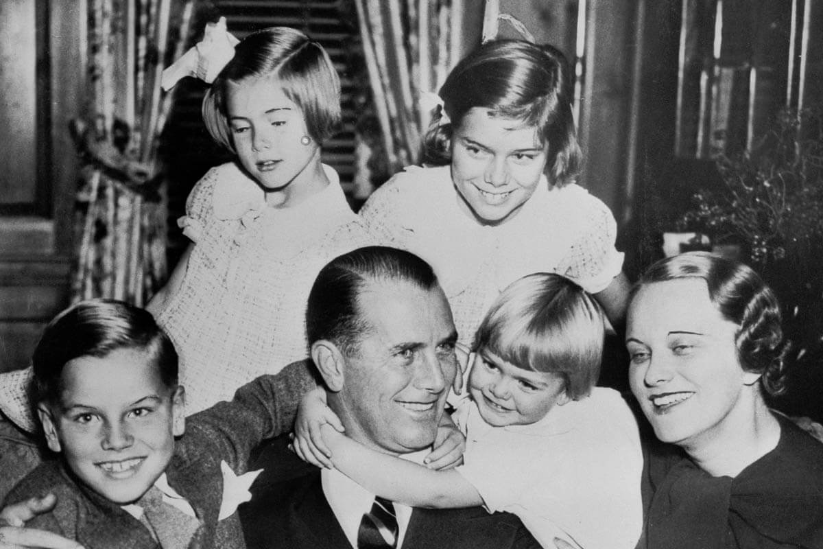 1935 family portrait reveals film actress Grace Kelly as she appeared at the age of five.