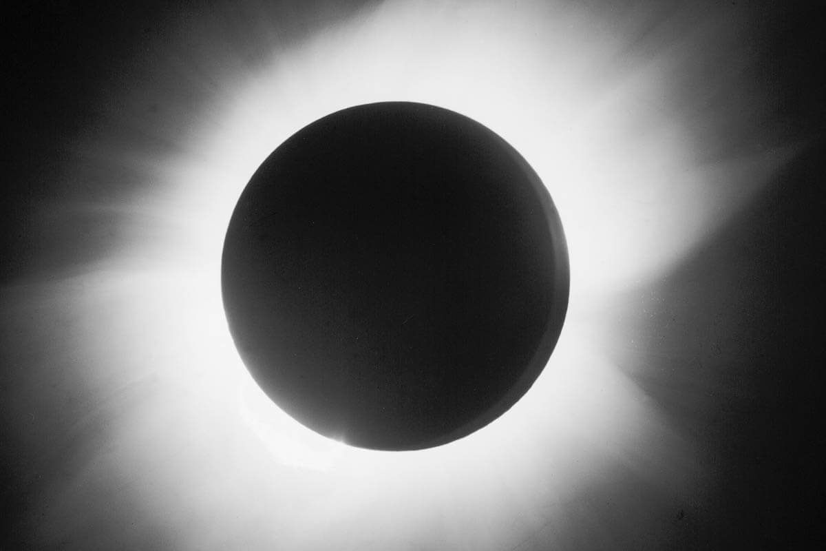 The total solar eclipse in 29 May 1919.